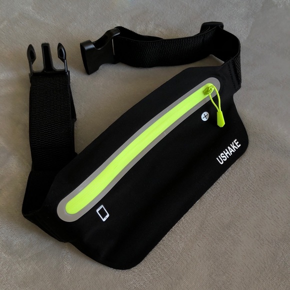 Compact Running Pouch NWT✨ - Picture 2 of 3